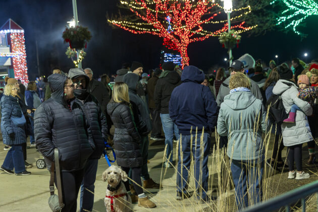 The building crowd at Blossom Heath Park